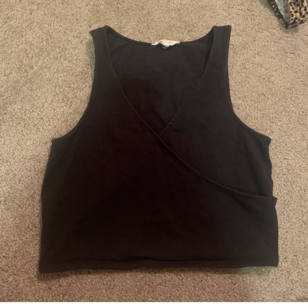 super cute black top !